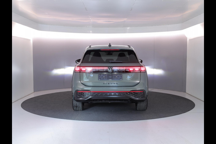 Volkswagen Tiguan 1.5 eHybrid R-Line Edition 204 pk Automaat (DSG) | Verlengde garantie | Navigatie | Parkeersensoren (Park assist) | Rondomzicht camera | Stoelverwarming v/a | Black Style pakket | R-Line |