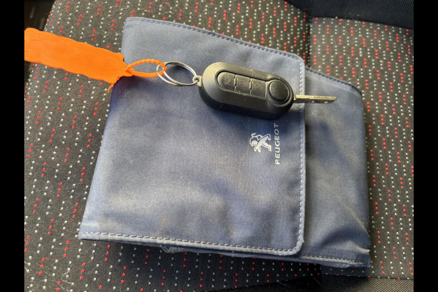 Peugeot Boxer 330 2.2 BlueHDi 140 L2H1*A/C*CRUISE*NAVI*HAAK*3PER