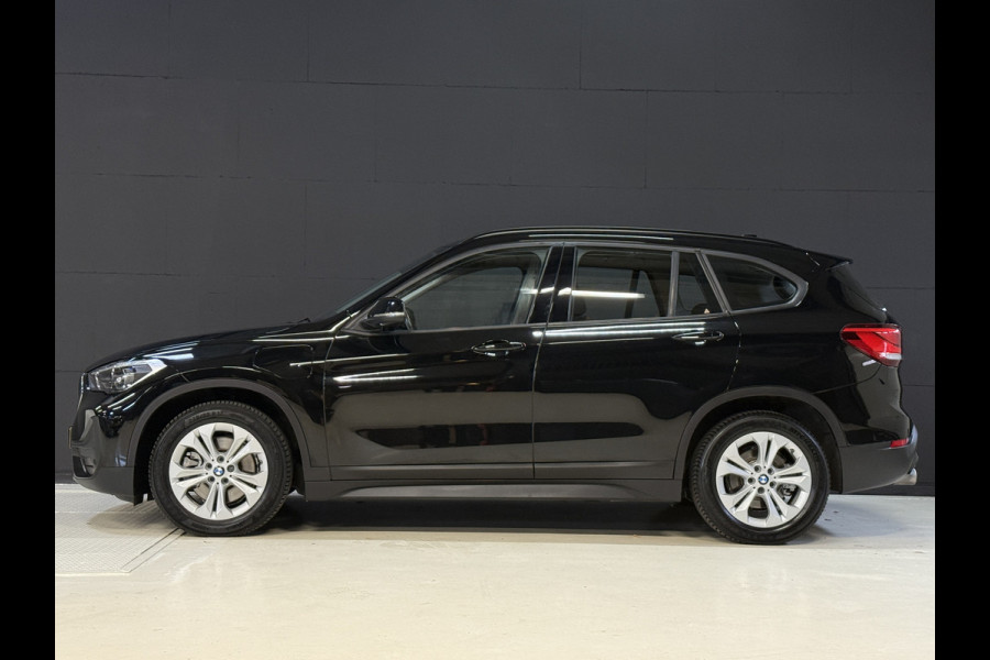 BMW X1 xDrive25e | NL auto | Leder | Carplay | Head-Up | Stoelverwarming | Full LED | Dealer onderhouden