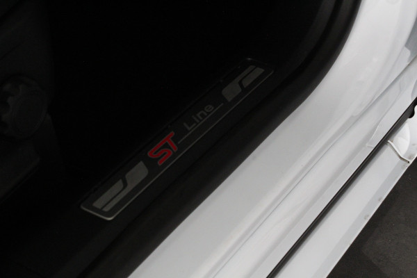 Ford Kuga 2.5 PHEV ST-Line X 225pk > Winterpakket/Trekhaak/all season/Frozen White/Plug-in hybride