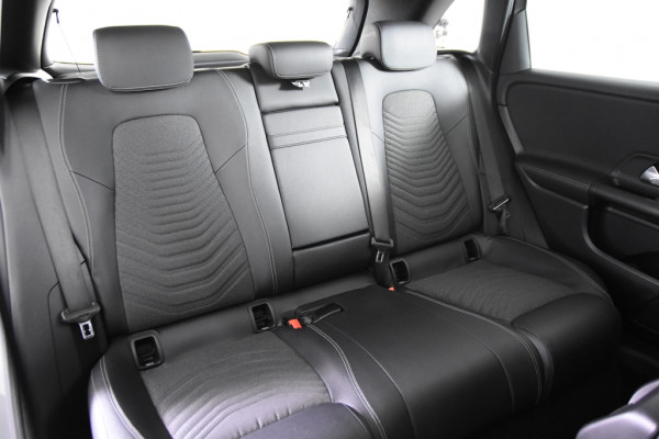 Mercedes-Benz B-Klasse 180 *Widescreen*Navigatie*Panoramadak*Stoelverwarming*