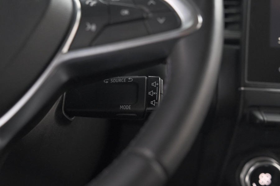 Renault Captur TCe 130 Intens | Trekhaak | Navigatie | Carplay | 18 Inch