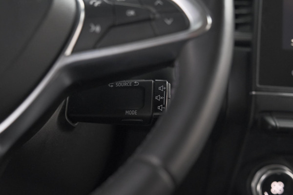 Renault Captur TCe 130 Intens | Trekhaak | Navigatie | Carplay | 18 Inch