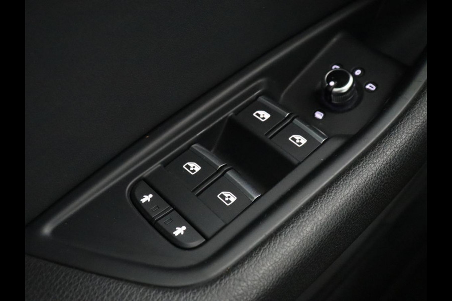 Audi A5 40 TFSI Sport S-Line edition | Carplay | Sportstoelen | Full LED | Half leder | Navigatie | Parkeerhulp | Cruise control | Bluetooth | Climate control | Sportstuur