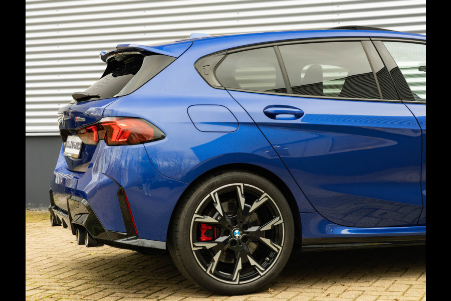 BMW 1-serie M135 xDrive - Pano - Memoryzetels - ACC - Stuurwiel Verwarmd - Head-up