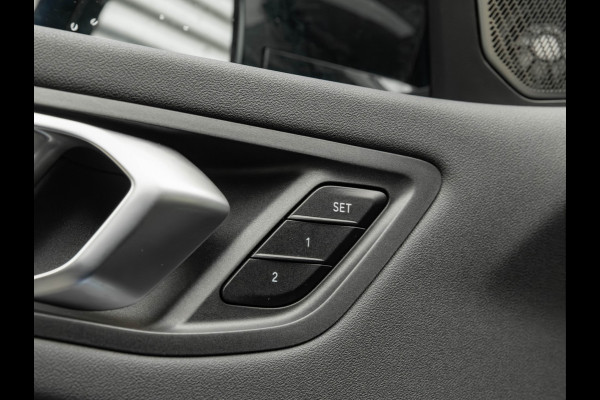 BMW 1-serie M135 xDrive - Pano - Memoryzetels - ACC - Stuurwiel Verwarmd - Head-up