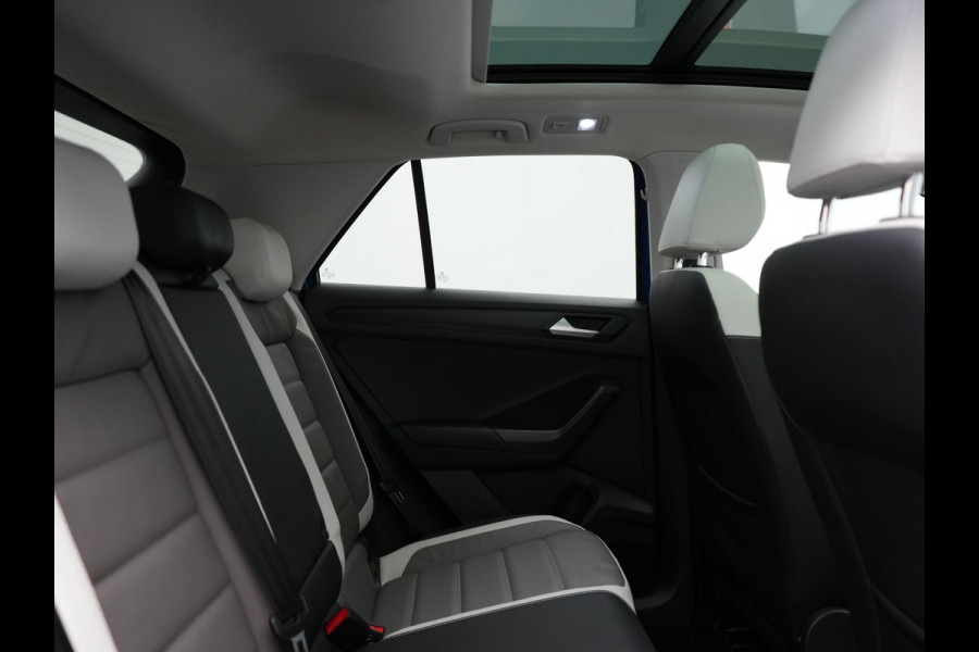 Volkswagen T-Roc 1.5 TSI DSG R-Line 150pk Dealer O.H. | Panodak | Trekhaak Afn. | Camera | Lederen Sportstoelen Verwarmd | Beats Audio | 19"L.M | Virtual | Navigatie | Blis |