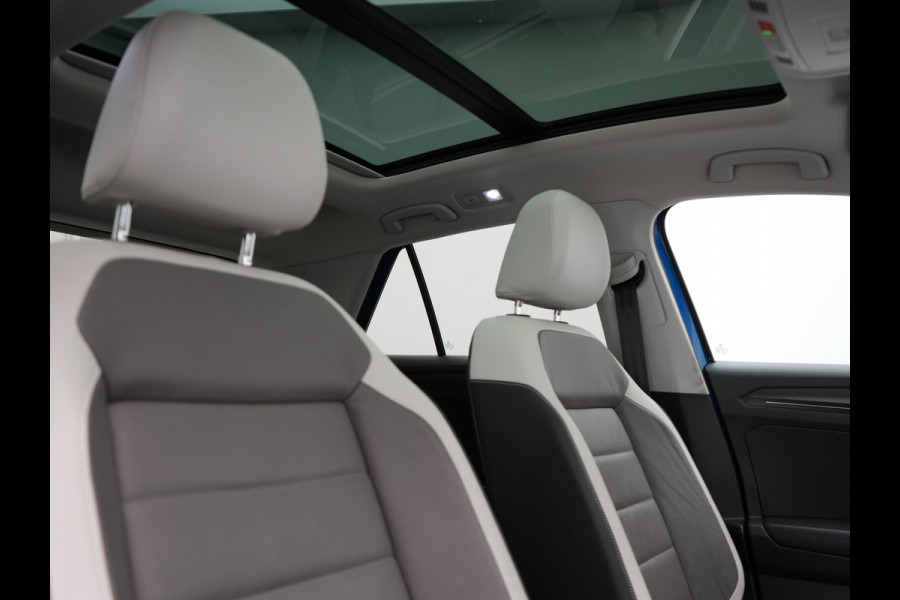 Volkswagen T-Roc 1.5 TSI DSG R-Line 150pk Dealer O.H. | Panodak | Trekhaak Afn. | Camera | Lederen Sportstoelen Verwarmd | Beats Audio | 19"L.M | Virtual | Navigatie | Blis |