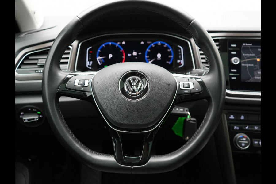Volkswagen T-Roc 1.5 TSI DSG R-Line 150pk Dealer O.H. | Panodak | Trekhaak Afn. | Camera | Lederen Sportstoelen Verwarmd | Beats Audio | 19"L.M | Virtual | Navigatie | Blis |