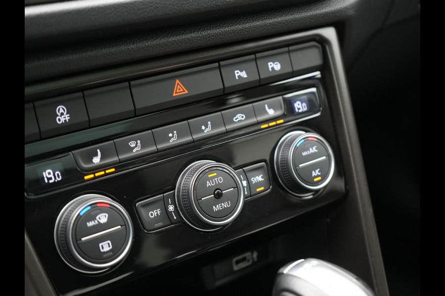 Volkswagen T-Roc 1.5 TSI DSG R-Line 150pk Dealer O.H. | Panodak | Trekhaak Afn. | Camera | Lederen Sportstoelen Verwarmd | Beats Audio | 19"L.M | Virtual | Navigatie | Blis |