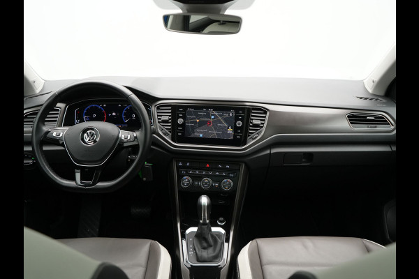 Volkswagen T-Roc 1.5 TSI DSG R-Line 150pk Dealer O.H. | Panodak | Trekhaak Afn. | Camera | Lederen Sportstoelen Verwarmd | Beats Audio | 19"L.M | Virtual | Navigatie | Blis |