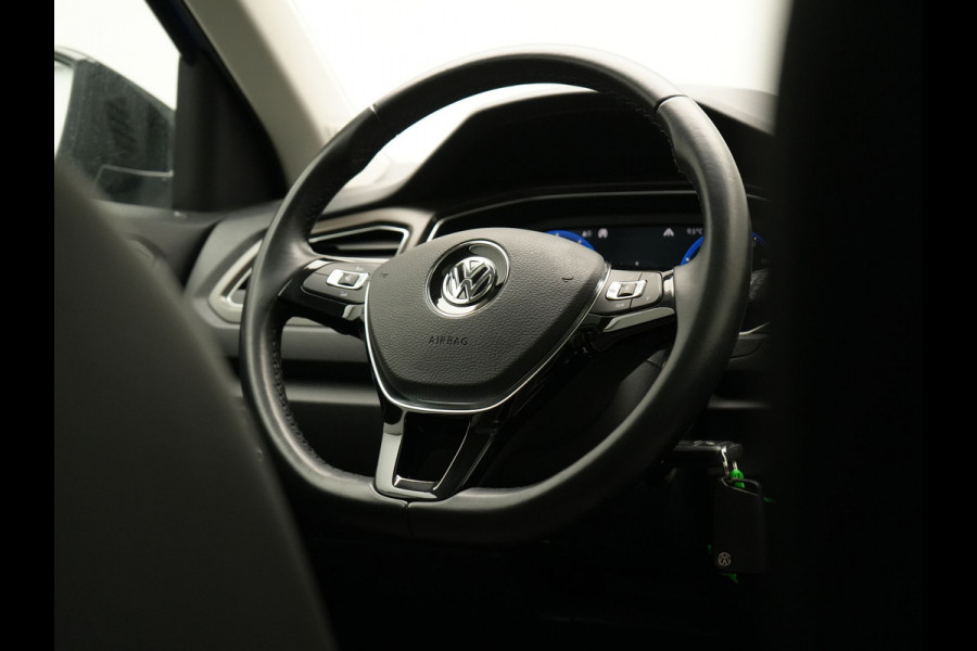 Volkswagen T-Roc 1.5 TSI DSG R-Line 150pk Dealer O.H. | Panodak | Trekhaak Afn. | Camera | Lederen Sportstoelen Verwarmd | Beats Audio | 19"L.M | Virtual | Navigatie | Blis |