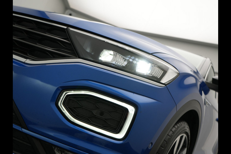 Volkswagen T-Roc 1.5 TSI DSG R-Line 150pk Dealer O.H. | Panodak | Trekhaak Afn. | Camera | Lederen Sportstoelen Verwarmd | Beats Audio | 19"L.M | Virtual | Navigatie | Blis |