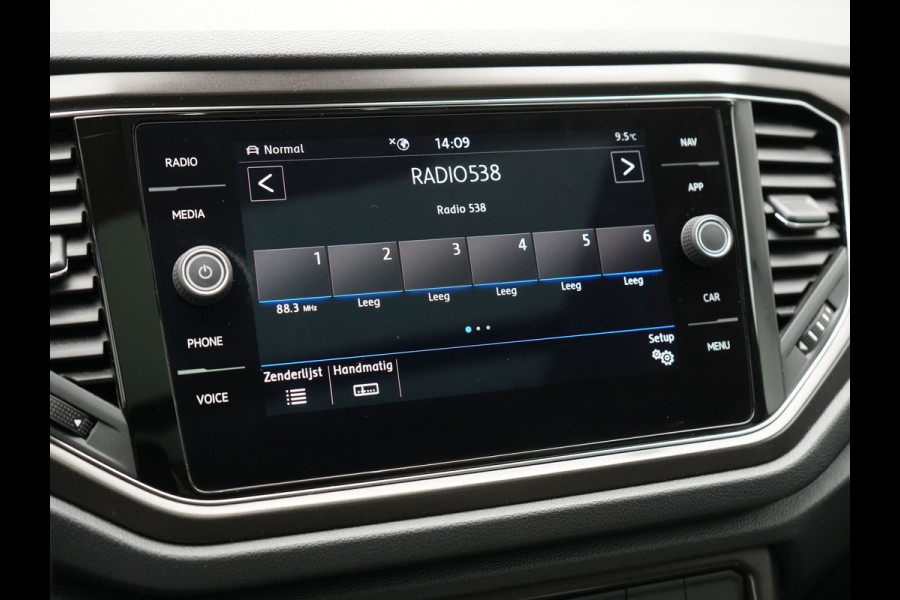 Volkswagen T-Roc 1.5 TSI DSG R-Line 150pk Dealer O.H. | Panodak | Trekhaak Afn. | Camera | Lederen Sportstoelen Verwarmd | Beats Audio | 19"L.M | Virtual | Navigatie | Blis |