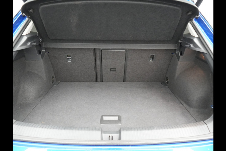 Volkswagen T-Roc 1.5 TSI DSG R-Line 150pk Dealer O.H. | Panodak | Trekhaak Afn. | Camera | Lederen Sportstoelen Verwarmd | Beats Audio | 19"L.M | Virtual | Navigatie | Blis |