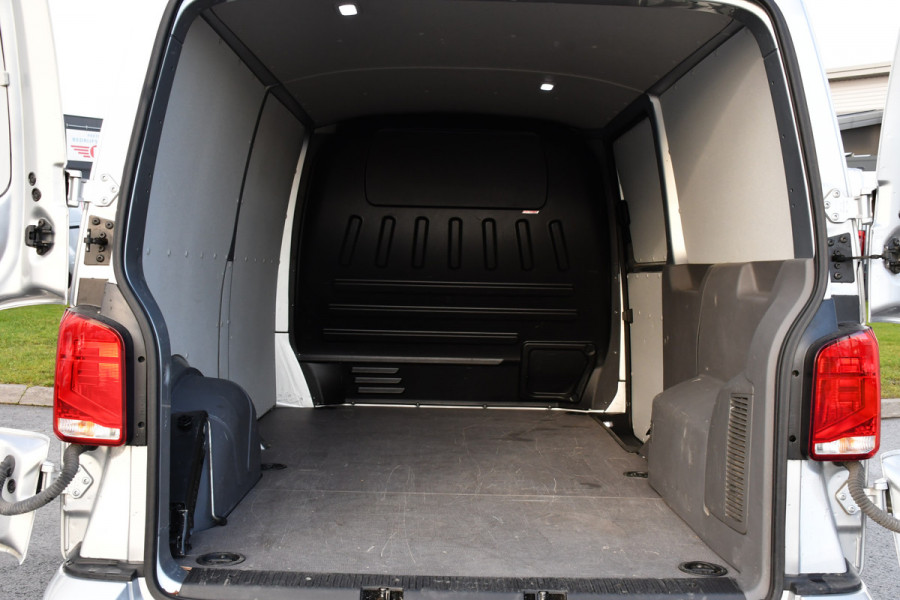 Volkswagen Transporter 2.0 TDI L2H1 ABT Edition Camera, Carplay, Stoelverwarming, Cruise, LED, 150pk, Automaat, Multimedia, Standkachel, Trekhaak, Uniek!