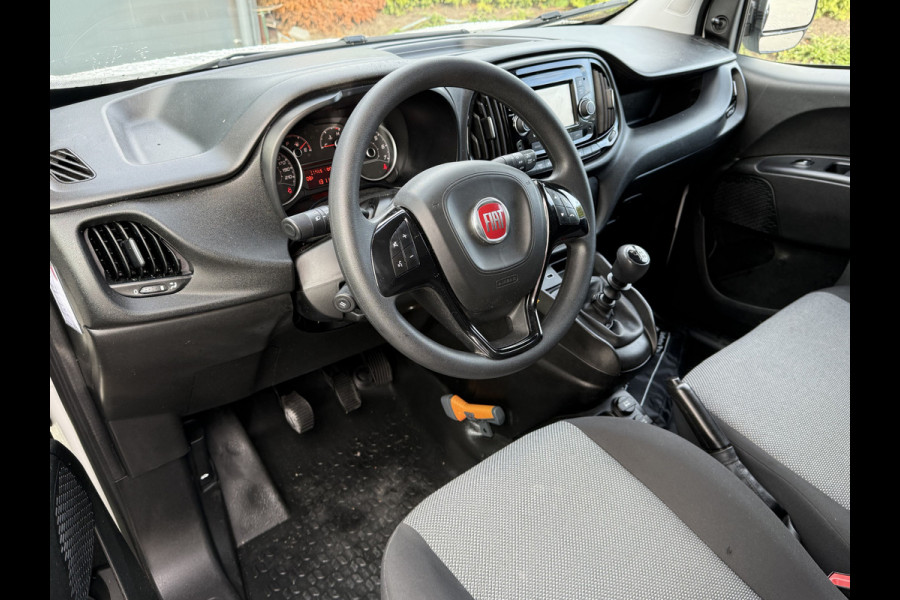 Fiat Dobló Cargo 1.6 MJ 105 PK / L1H1 / 1e EIG. / AIRCO / CRUISE / TREKHAAK / NAVI / 3-ZITS