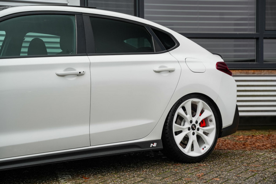 Hyundai i30 Fastback 2.0 T-GDI N1 Panodak Pops And Bangs Navigatie Camera Stoelverw. Alcantara Keyless Stoel Stuurverw.