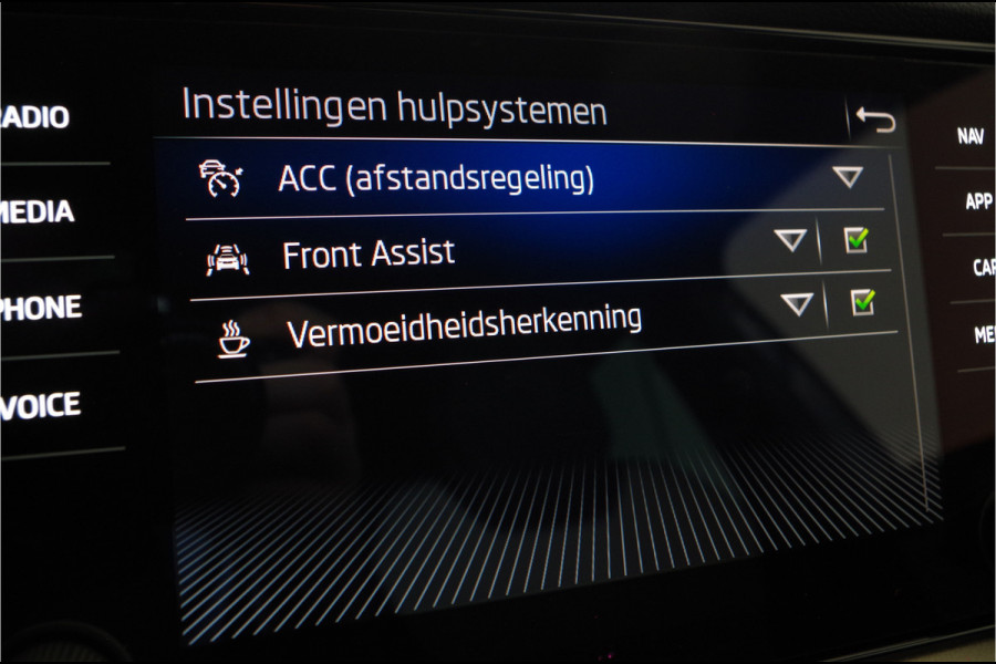 Škoda Karoq Škoda 1.5 TSI ACT Business Edition Plus 150pk > Trekhaak/Camera/Adaptive cruise control