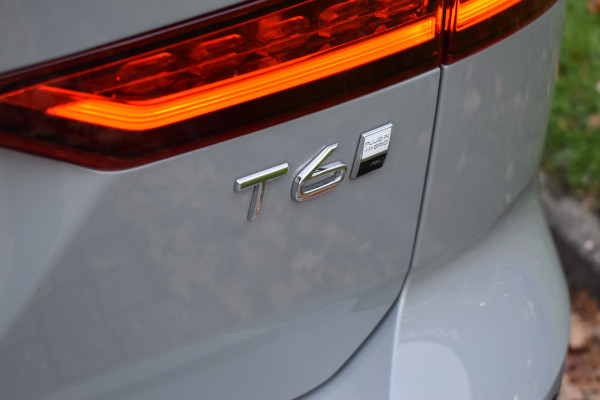 Volvo V60 T6 350PK Plug-in hybrid AWD Plus Dark Trekhaak | H&K | Contour stoelen | 360 Camera | 19"LMV