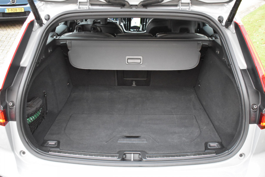 Volvo V60 T6 350PK Plug-in hybrid AWD Plus Dark Trekhaak | H&K | Contour stoelen | 360 Camera | 19"LMV