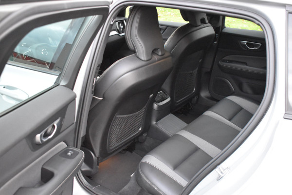 Volvo V60 T6 350PK Plug-in hybrid AWD Plus Dark Trekhaak | H&K | Contour stoelen | 360 Camera | 19"LMV