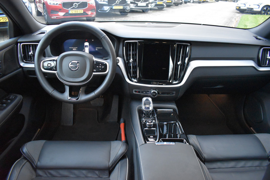 Volvo V60 T6 350PK Plug-in hybrid AWD Plus Dark Trekhaak | H&K | Contour stoelen | 360 Camera | 19"LMV