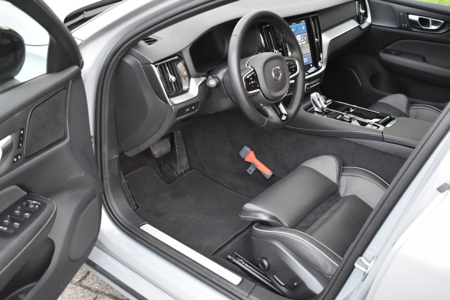 Volvo V60 T6 350PK Plug-in hybrid AWD Plus Dark Trekhaak | H&K | Contour stoelen | 360 Camera | 19"LMV