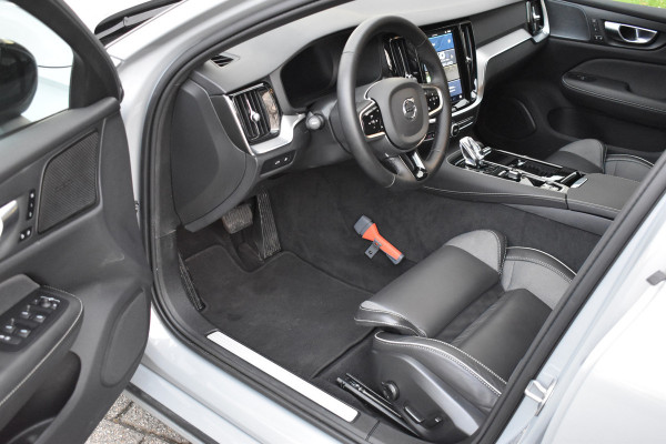 Volvo V60 T6 350PK Plug-in hybrid AWD Plus Dark Trekhaak | H&K | Contour stoelen | 360 Camera | 19"LMV