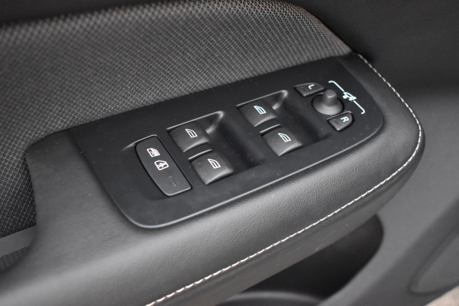 Volvo V60 T6 350PK Plug-in hybrid AWD Plus Dark Trekhaak | H&K | Contour stoelen | 360 Camera | 19"LMV