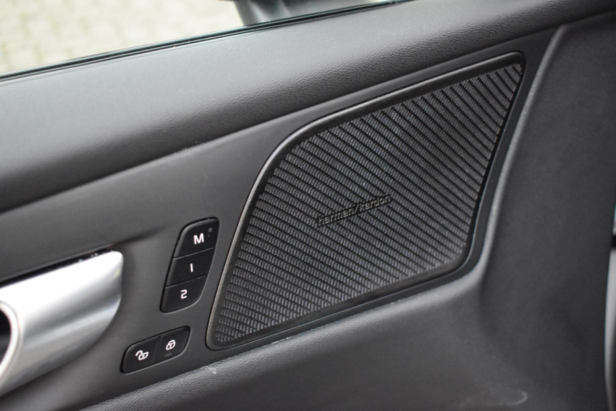 Volvo V60 T6 350PK Plug-in hybrid AWD Plus Dark Trekhaak | H&K | Contour stoelen | 360 Camera | 19"LMV