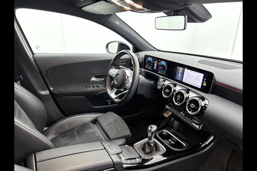 Mercedes-Benz A-Klasse 160 Business Solution AMG 5 Spaaks lichtmetalen velgen AMG | MUBX wide screen | Navigatie | Parking support met camera achter | Inclusief 24 maanden MB Certified garantie voor Europa.