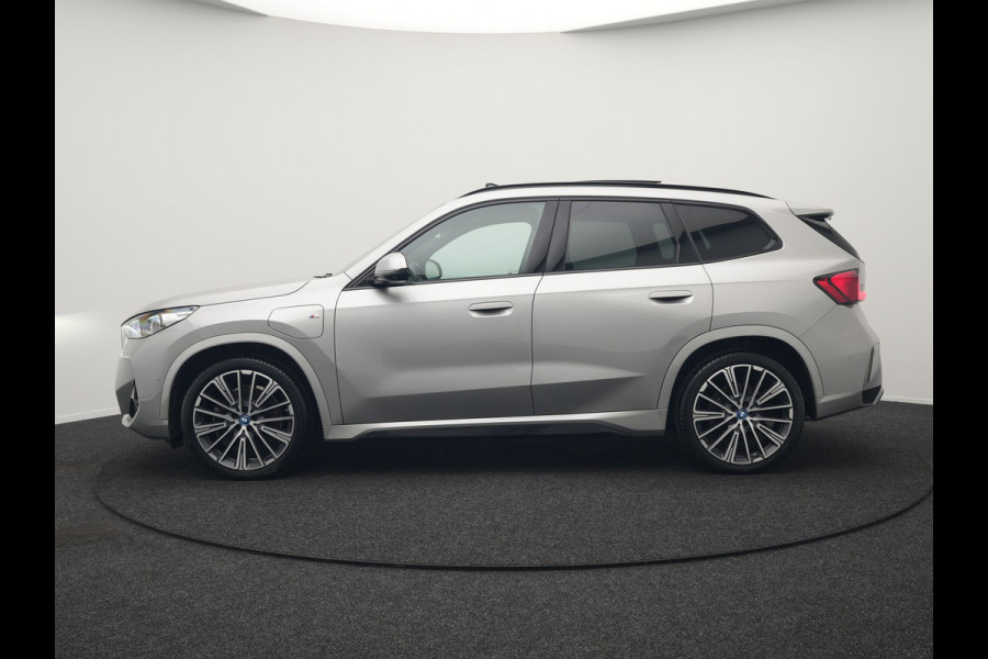 BMW X1 xDrive30e M Sport Plug In Hybrid 326pk Dealer O.H. PHEV | Panodak | Head Up | 360 Camera | Adaptive Cruise | Alcantara Sportstoelen Massage & Memory | Harman & Kardon | Stoelen & Stuur Verwarmd | Apple Carplay | 20"L.M | Blis | Keyless | Sfee