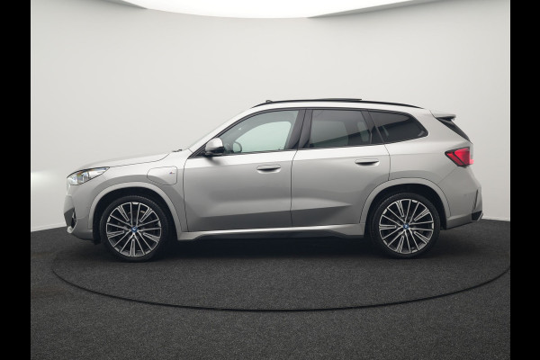 BMW X1 xDrive30e M Sport Plug In Hybrid 326pk Dealer O.H. PHEV | Panodak | Head Up | 360 Camera | Adaptive Cruise | Alcantara Sportstoelen Massage & Memory | Harman & Kardon | Stoelen & Stuur Verwarmd | Apple Carplay | 20"L.M | Blis | Keyless | Sfee