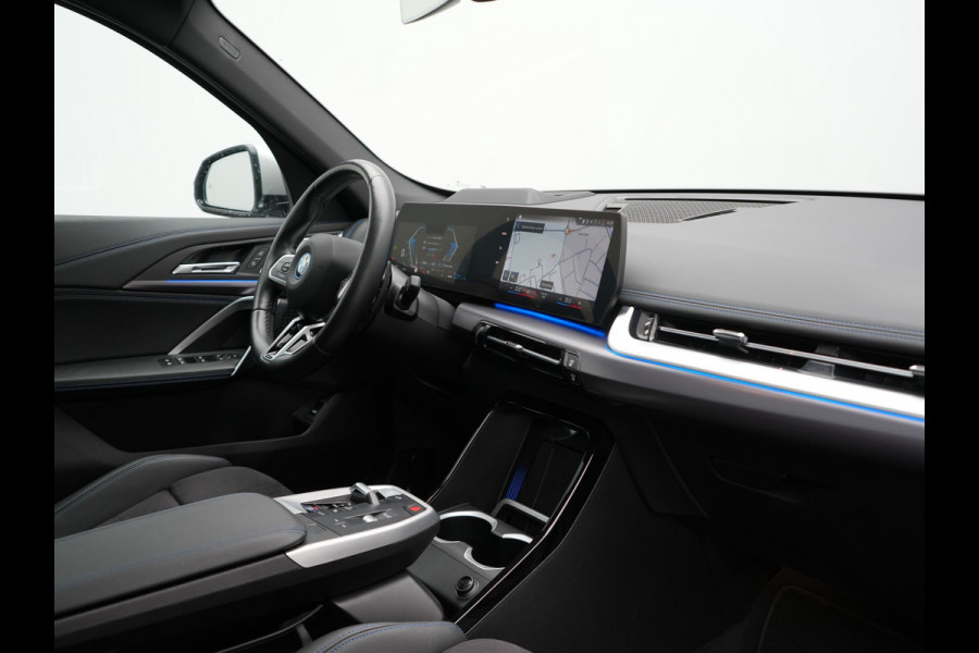 BMW X1 xDrive30e M Sport Plug In Hybrid 326pk Dealer O.H. PHEV | Panodak | Head Up | 360 Camera | Adaptive Cruise | Alcantara Sportstoelen Massage & Memory | Harman & Kardon | Stoelen & Stuur Verwarmd | Apple Carplay | 20"L.M | Blis | Keyless | Sfee