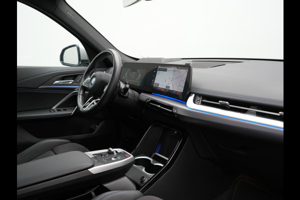 BMW X1 xDrive30e M Sport Plug In Hybrid 326pk Dealer O.H. PHEV | Panodak | Head Up | 360 Camera | Adaptive Cruise | Alcantara Sportstoelen Massage & Memory | Harman & Kardon | Stoelen & Stuur Verwarmd | Apple Carplay | 20"L.M | Blis | Keyless | Sfee