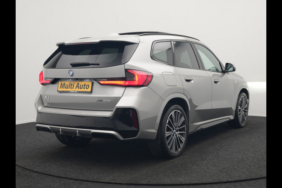 BMW X1 xDrive30e M Sport Plug In Hybrid 326pk Dealer O.H. PHEV | Panodak | Head Up | 360 Camera | Adaptive Cruise | Alcantara Sportstoelen Massage & Memory | Harman & Kardon | Stoelen & Stuur Verwarmd | Apple Carplay | 20"L.M | Blis | Keyless | Sfee