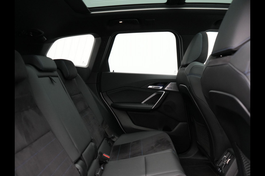 BMW X1 xDrive30e M Sport Plug In Hybrid 326pk Dealer O.H. PHEV | Panodak | Head Up | 360 Camera | Adaptive Cruise | Alcantara Sportstoelen Massage & Memory | Harman & Kardon | Stoelen & Stuur Verwarmd | Apple Carplay | 20"L.M | Blis | Keyless | Sfee