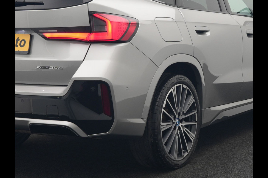 BMW X1 xDrive30e M Sport Plug In Hybrid 326pk Dealer O.H. PHEV | Panodak | Head Up | 360 Camera | Adaptive Cruise | Alcantara Sportstoelen Massage & Memory | Harman & Kardon | Stoelen & Stuur Verwarmd | Apple Carplay | 20"L.M | Blis | Keyless | Sfee