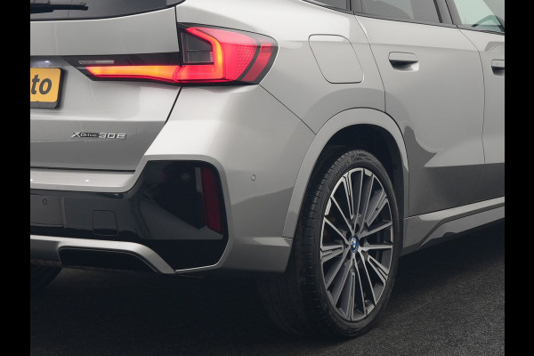 BMW X1 xDrive30e M Sport Plug In Hybrid 326pk Dealer O.H. PHEV | Panodak | Head Up | 360 Camera | Adaptive Cruise | Alcantara Sportstoelen Massage & Memory | Harman & Kardon | Stoelen & Stuur Verwarmd | Apple Carplay | 20"L.M | Blis | Keyless | Sfee