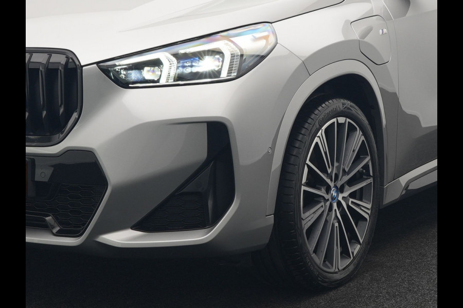 BMW X1 xDrive30e M Sport Plug In Hybrid 326pk Dealer O.H. PHEV | Panodak | Head Up | 360 Camera | Adaptive Cruise | Alcantara Sportstoelen Massage & Memory | Harman & Kardon | Stoelen & Stuur Verwarmd | Apple Carplay | 20"L.M | Blis | Keyless | Sfee