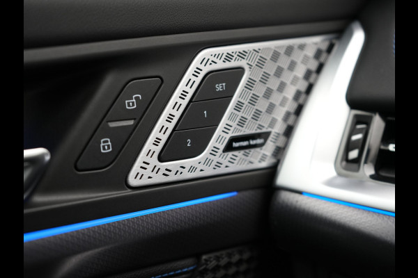 BMW X1 xDrive30e M Sport Plug In Hybrid 326pk Dealer O.H. PHEV | Panodak | Head Up | 360 Camera | Adaptive Cruise | Alcantara Sportstoelen Massage & Memory | Harman & Kardon | Stoelen & Stuur Verwarmd | Apple Carplay | 20"L.M | Blis | Keyless | Sfee