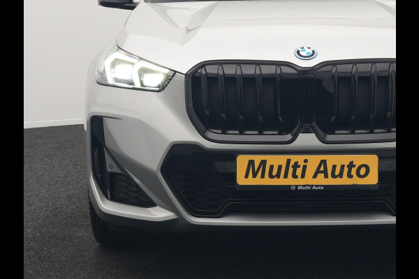 BMW X1 xDrive30e M Sport Plug In Hybrid 326pk Dealer O.H. PHEV | Panodak | Head Up | 360 Camera | Adaptive Cruise | Alcantara Sportstoelen Massage & Memory | Harman & Kardon | Stoelen & Stuur Verwarmd | Apple Carplay | 20"L.M | Blis | Keyless | Sfee