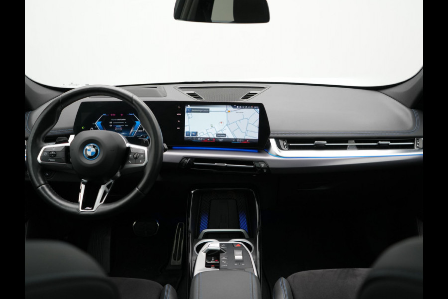 BMW X1 xDrive30e M Sport Plug In Hybrid 326pk Dealer O.H. PHEV | Panodak | Head Up | 360 Camera | Adaptive Cruise | Alcantara Sportstoelen Massage & Memory | Harman & Kardon | Stoelen & Stuur Verwarmd | Apple Carplay | 20"L.M | Blis | Keyless | Sfee