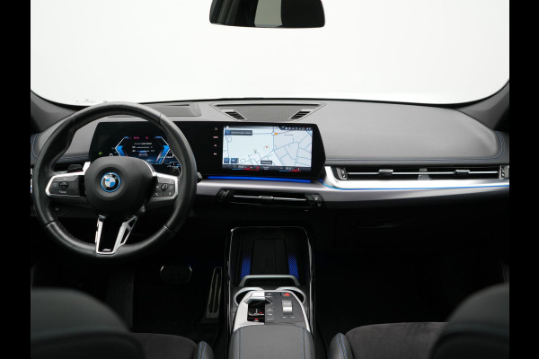 BMW X1 xDrive30e M Sport Plug In Hybrid 326pk Dealer O.H. PHEV | Panodak | Head Up | 360 Camera | Adaptive Cruise | Alcantara Sportstoelen Massage & Memory | Harman & Kardon | Stoelen & Stuur Verwarmd | Apple Carplay | 20"L.M | Blis | Keyless | Sfee