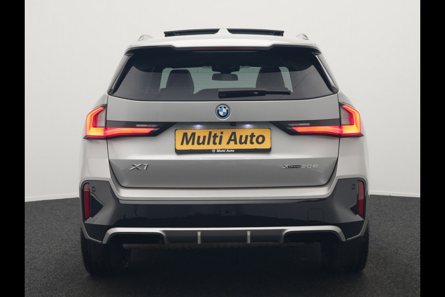 BMW X1 xDrive30e M Sport Plug In Hybrid 326pk Dealer O.H. PHEV | Panodak | Head Up | 360 Camera | Adaptive Cruise | Alcantara Sportstoelen Massage & Memory | Harman & Kardon | Stoelen & Stuur Verwarmd | Apple Carplay | 20"L.M | Blis | Keyless | Sfee