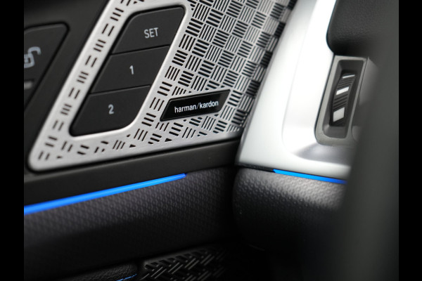 BMW X1 xDrive30e M Sport Plug In Hybrid 326pk Dealer O.H. PHEV | Panodak | Head Up | 360 Camera | Adaptive Cruise | Alcantara Sportstoelen Massage & Memory | Harman & Kardon | Stoelen & Stuur Verwarmd | Apple Carplay | 20"L.M | Blis | Keyless | Sfee