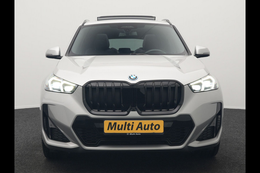 BMW X1 xDrive30e M Sport Plug In Hybrid 326pk Dealer O.H. PHEV | Panodak | Head Up | 360 Camera | Adaptive Cruise | Alcantara Sportstoelen Massage & Memory | Harman & Kardon | Stoelen & Stuur Verwarmd | Apple Carplay | 20"L.M | Blis | Keyless | Sfee