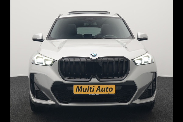 BMW X1 xDrive30e M Sport Plug In Hybrid 326pk Dealer O.H. PHEV | Panodak | Head Up | 360 Camera | Adaptive Cruise | Alcantara Sportstoelen Massage & Memory | Harman & Kardon | Stoelen & Stuur Verwarmd | Apple Carplay | 20"L.M | Blis | Keyless | Sfee