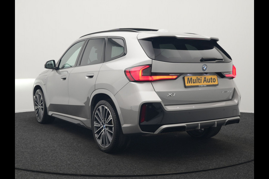 BMW X1 xDrive30e M Sport Plug In Hybrid 326pk Dealer O.H. PHEV | Panodak | Head Up | 360 Camera | Adaptive Cruise | Alcantara Sportstoelen Massage & Memory | Harman & Kardon | Stoelen & Stuur Verwarmd | Apple Carplay | 20"L.M | Blis | Keyless | Sfee